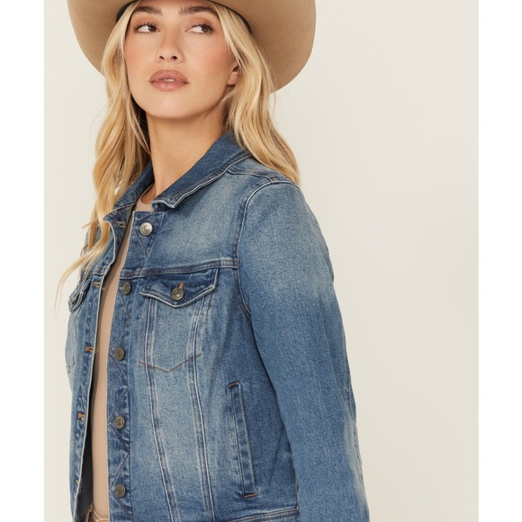 Shyanne Women's Leland Medium Wash Cropped Stretch Denim Jacket - Medium - Picture 2 of 9